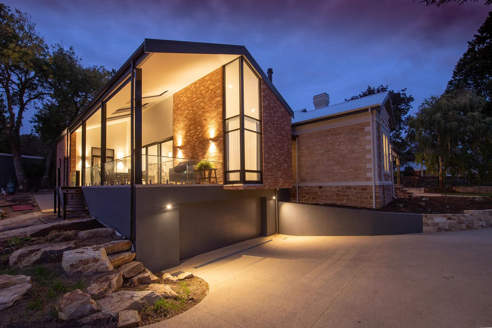 Una casa moderna illuminata al crepuscolo, simbolo di ciò che vale la pena proteggere